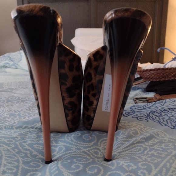 BRAND NEW!!!  NEVER BEEN WORN!! Animal Print Mule Heels - Picture 3 of 5